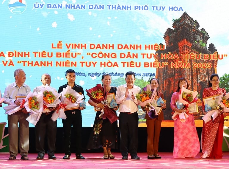 Tuy Hòa: Vinh danh 21 cá nhân, hộ gia đình tiêu biểu