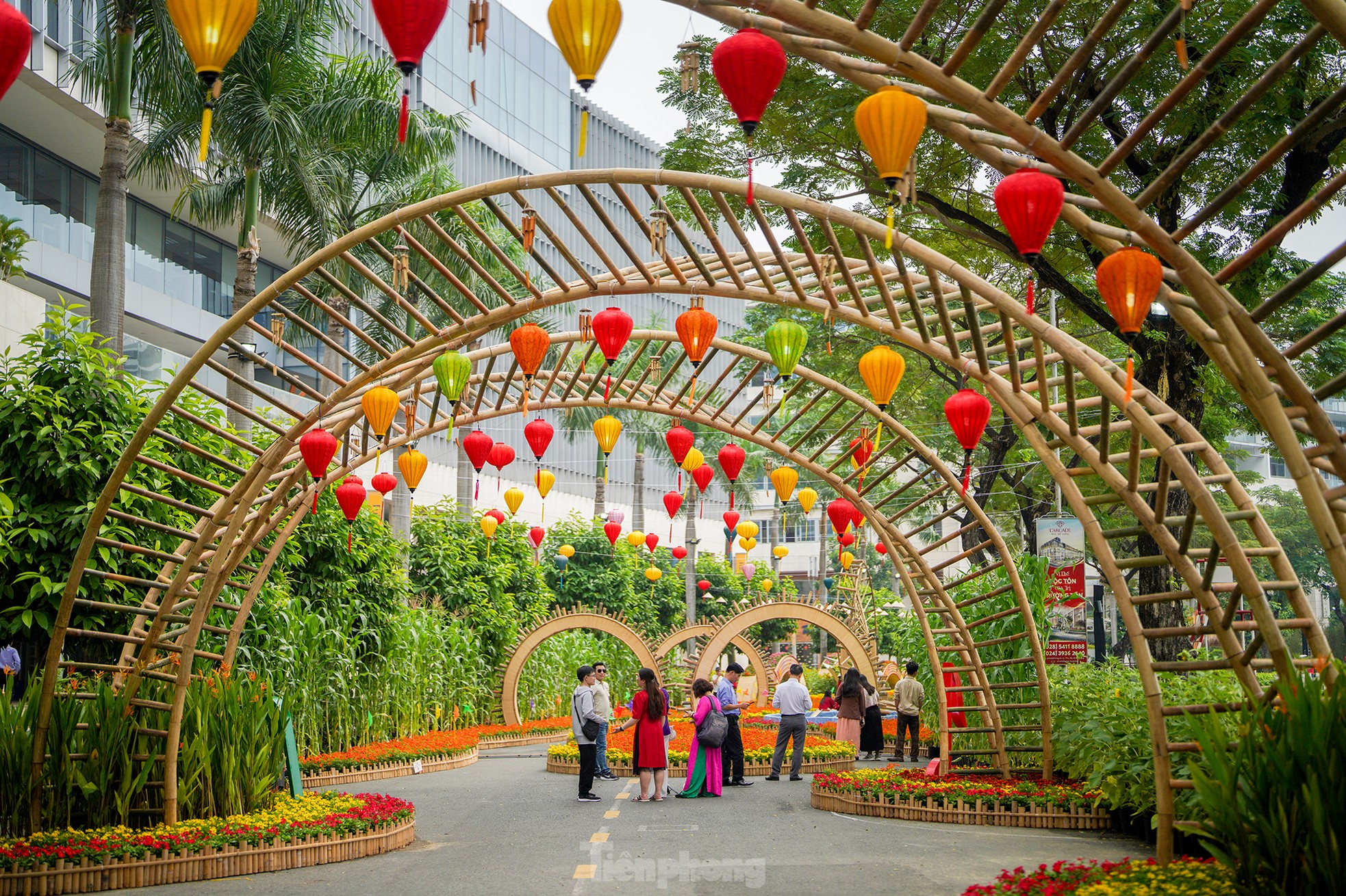 ホーチミン市の「裕福なエリア」にある旧正月の花通りにチェックインするために集まった若者たち（写真8）