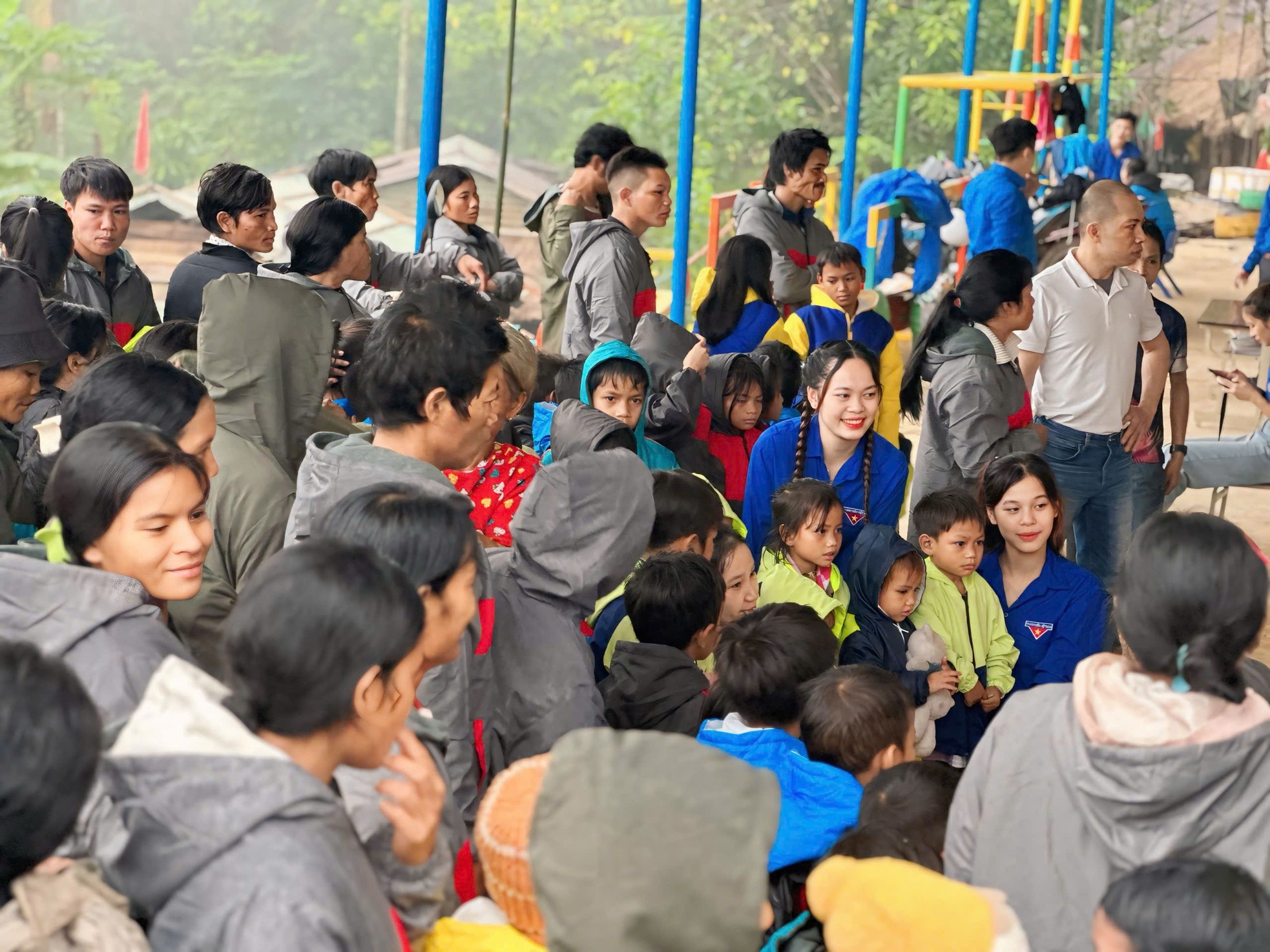 산악지대 학생들에게 담요와 따뜻한 옷을 전달하기 위해 수백 킬로미터를 이동하는 젊은이들, 사진 3