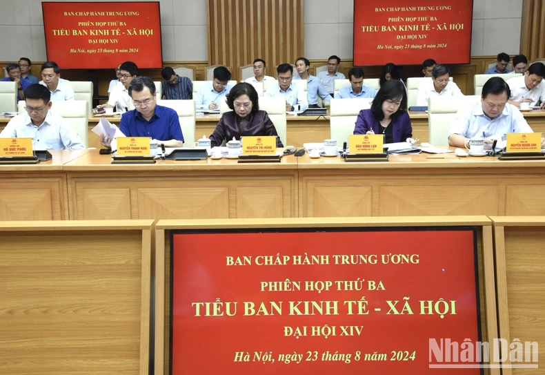 Prime Minister Pham Minh Chinh chairs the third meeting of the 14th National Party Congress's Socio-Economic Subcommittee photo 3