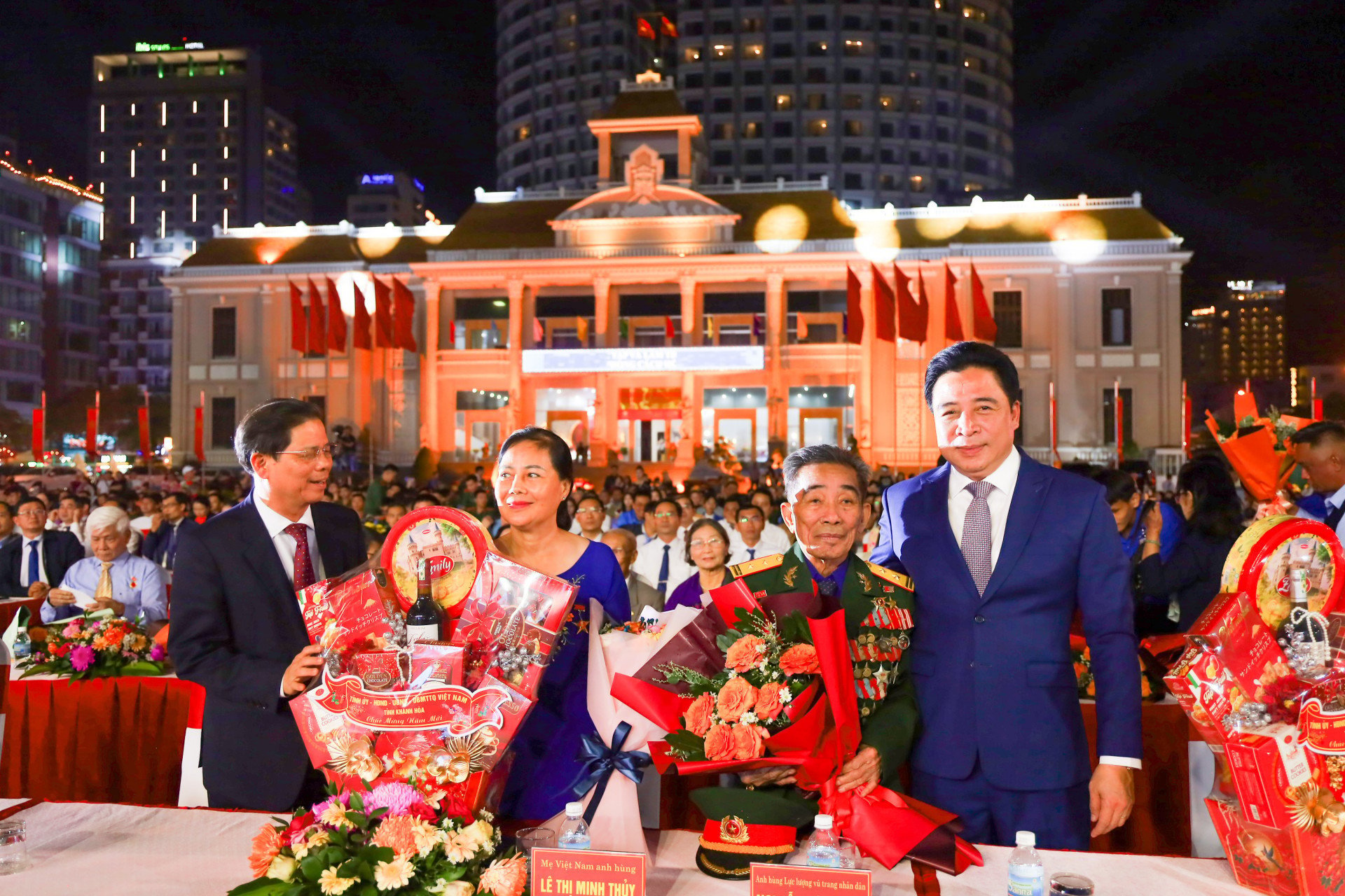 Le camarade Nguyen Khac Toan et le camarade Nguyen Tan Tuan ont offert des cadeaux à la mère héroïque vietnamienne Le Thi Minh Thuy et au héros des forces armées populaires Nguyen Duc Quan.