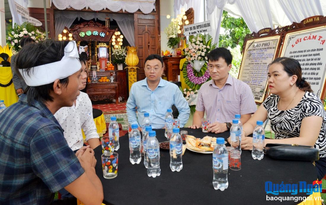 Chủ tịch UBND TP.Quảng Ngãi thăm hỏi, động viên gia đình nạn nhân.