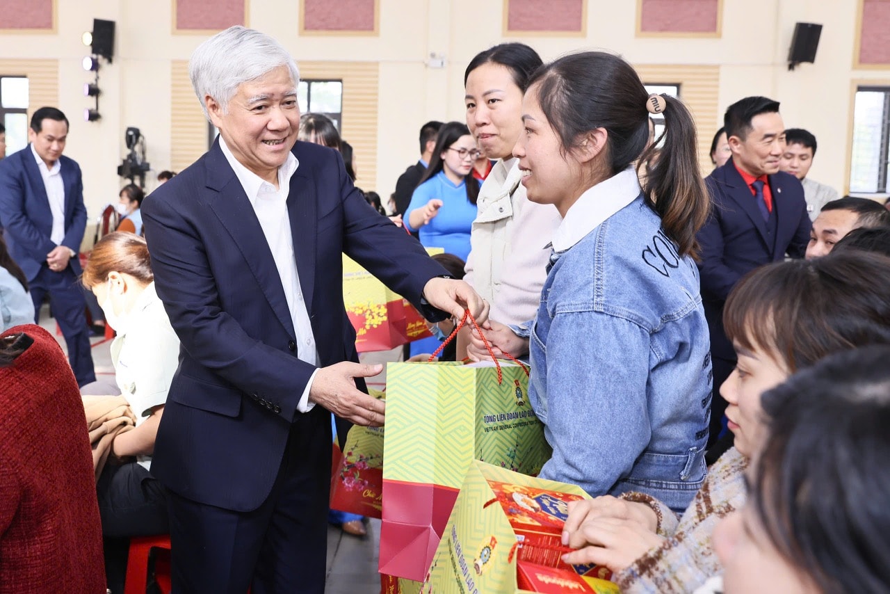 Do Van Chien, miembro del Buró Político, secretario del Comité Central del Partido y presidente del Comité Central del Frente de la Patria de Vietnam, entregó cálidos obsequios a las personas que se encuentran en circunstancias difíciles en la provincia de Ha Nam. Fotografía: Quang Vinh.