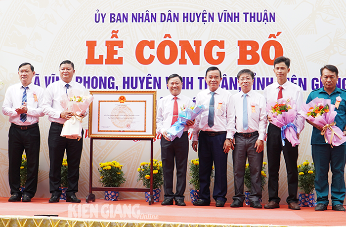 Vĩnh Phong đạt chuẩn xã nông thôn mới nâng cao