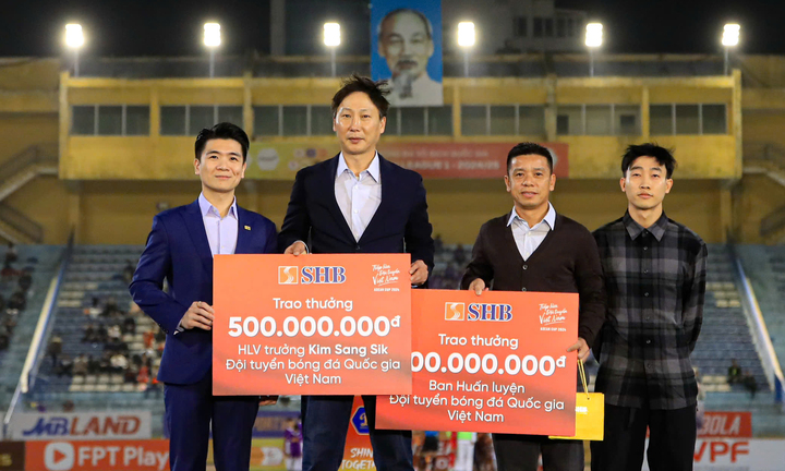 El entrenador Kim Sang-sik y el cuerpo técnico del equipo vietnamita recibieron un regalo especial cuando llegaron al Estadio Hang Day para ver el partido entre Hanoi FC y HAGL.