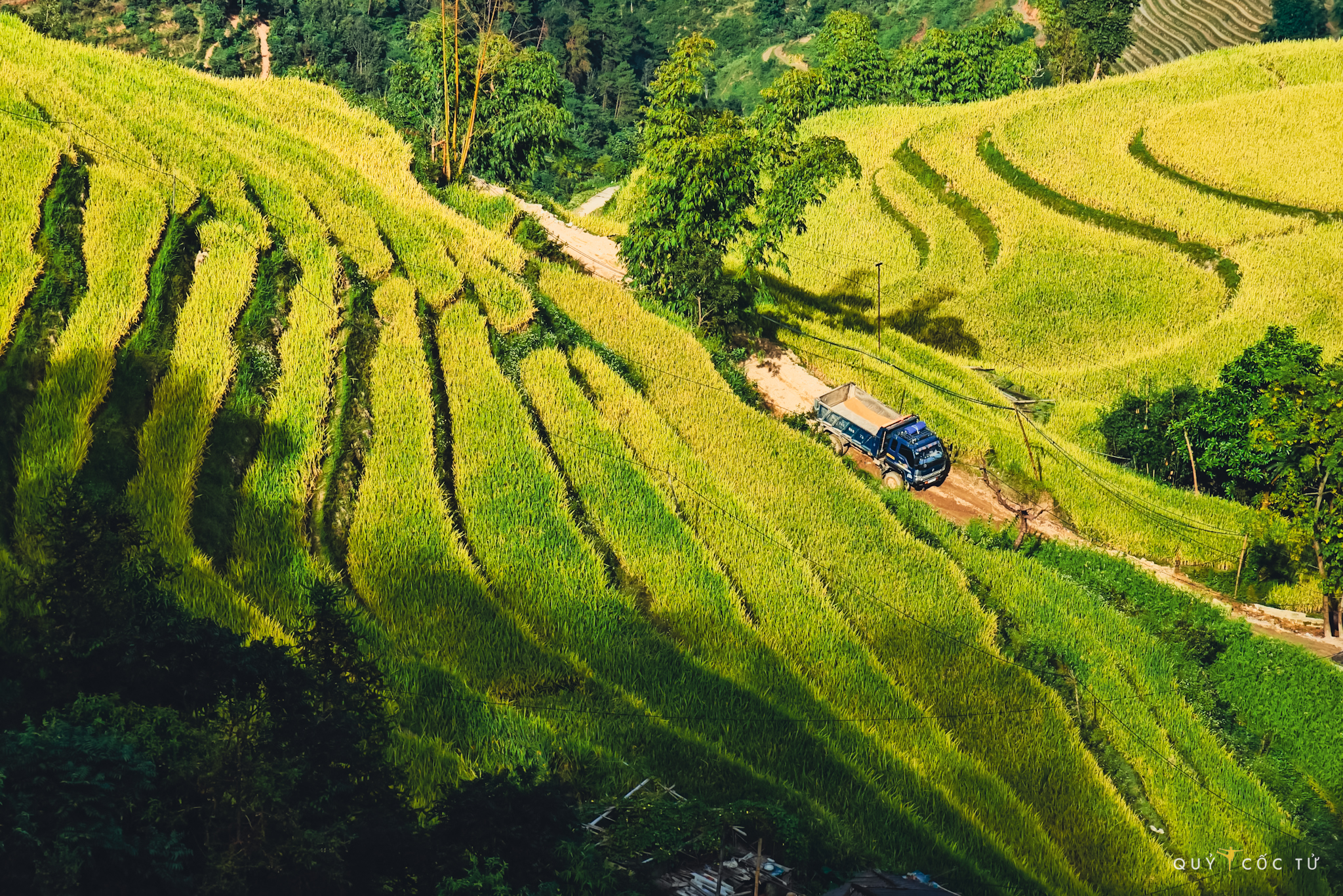 Von Mu Cang Chai, Yen Bai, reiste Herr Hai An mit dem Motorrad durch den O Quy Ho-Pass, um das Grenzgebiet von Si Ma Cai, Lao Cai mit seinen bis in den Himmel ragenden Terrassenfeldern zu finden. „Der Nordwesten ist nach fünf Jahren vertraut und zugleich seltsam faszinierend. Die Reise ist kurz, aber eine wunderschöne Pilgerfahrt ins Land der Teufelserinnerungen“, gestand Hai An.