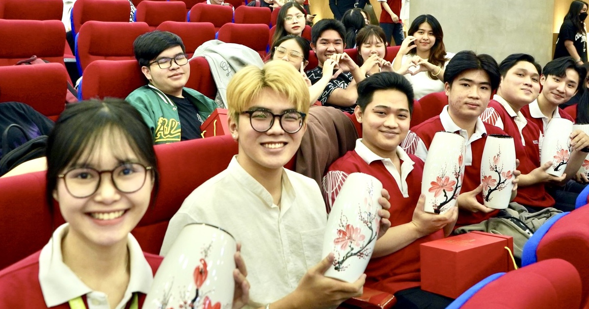 Les étudiants célèbrent le Têt avec chaleur car ils reçoivent de l'argent porte-bonheur, du riz, des vases de fleurs, des billets de train...