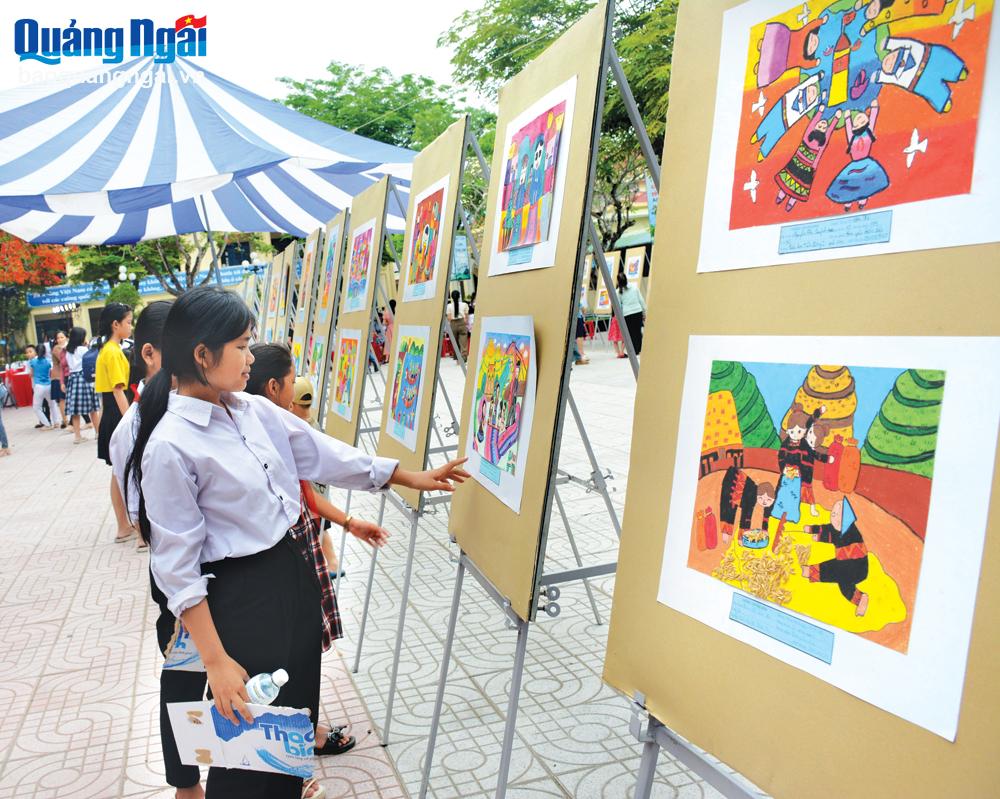 Học sinh xem triển lãm tranh Giải thưởng Mỹ thuật thiếu nhi tỉnh năm 2024.
