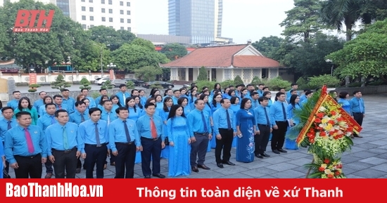 Đoàn đại biểu dự hội nghị biểu dương cán bộ công đoàn tiêu biểu tỉnh Thanh Hóa dâng hương báo công Chủ tịch Hồ Chí Minh