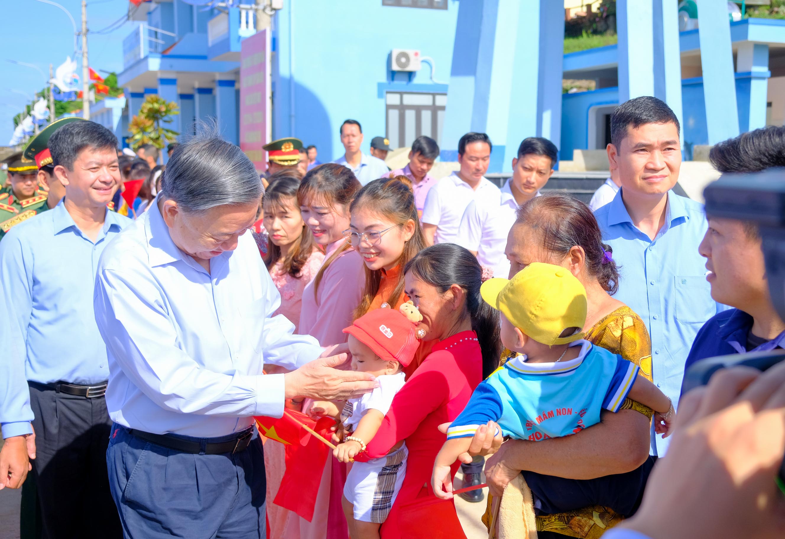 General Secretary and President To Lam visits and works at Con Co island district