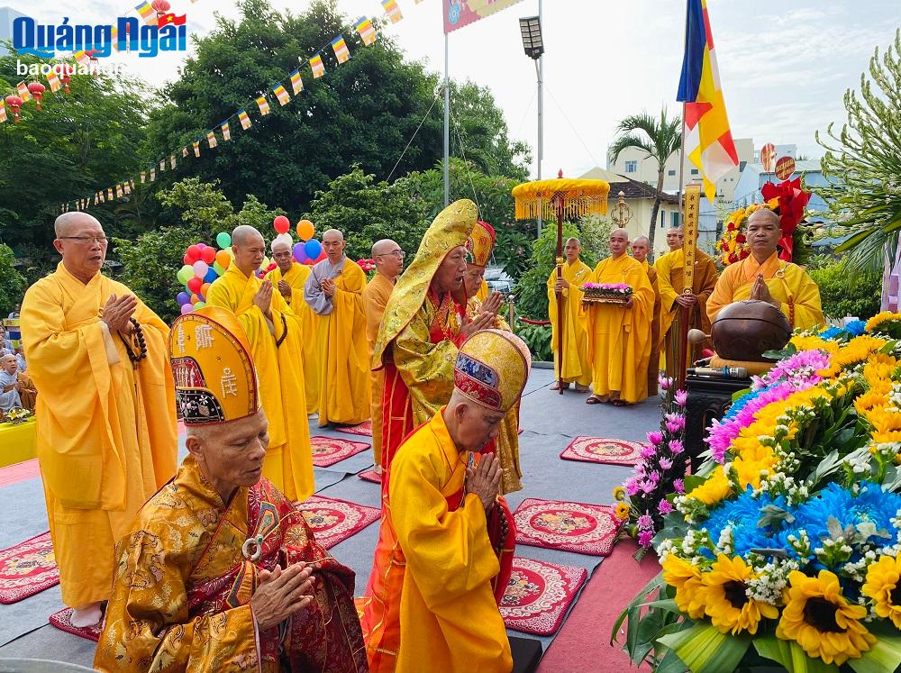 Thực hiện nghi thức tụng niệm.