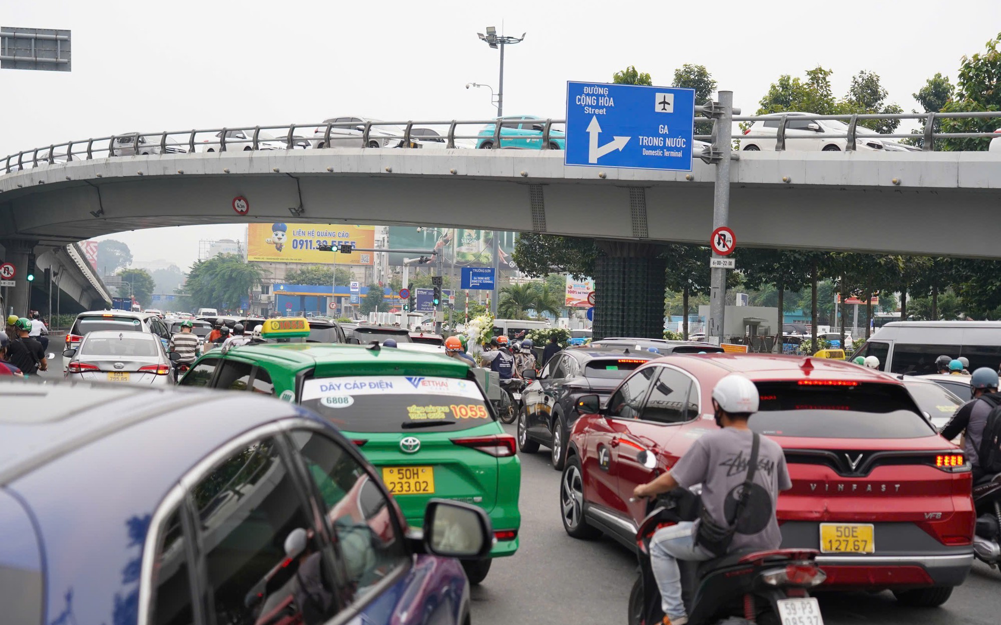 Sân bay Tân Sơn Nhất 'nóng' bên trong, thông thoáng bên ngoài