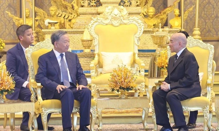 La visite du roi cambodgien Norodom Sihamoni au Vietnam contribue à approfondir les relations entre les deux pays.