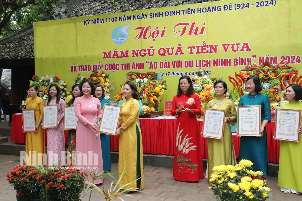 Concours d'exposition du plateau de cinq fruits du roi et attribution du concours photo Ao Dai avec le tourisme de Ninh Binh en 2024