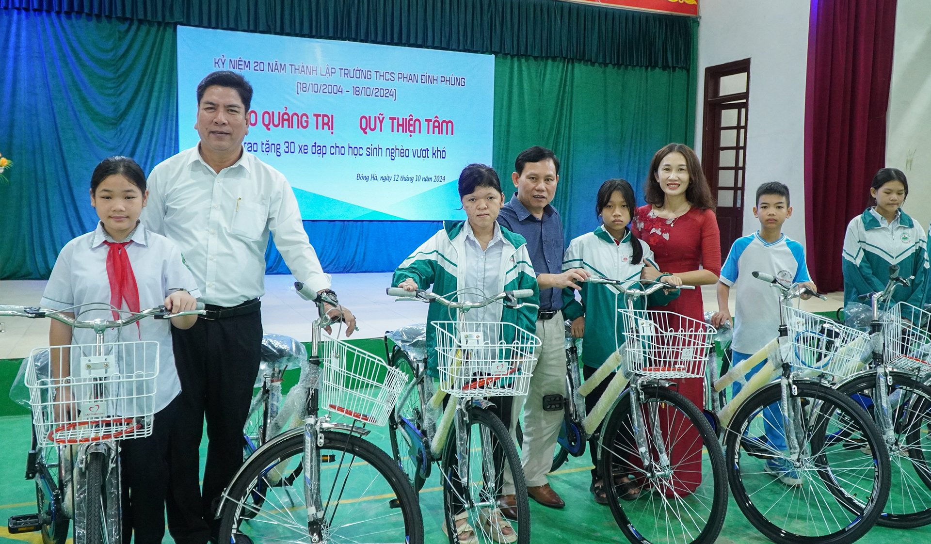 Periódico Quang Tri - El Fondo Thien Tam dona 30 bicicletas a estudiantes pobres que superan dificultades