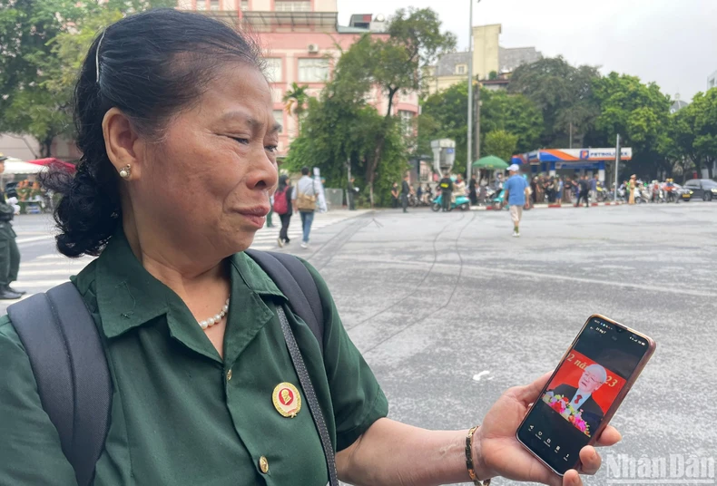 Die Menschen drücken Generalsekretär Nguyen Phu Trong ihren Respekt und ihr Beileid aus. Foto 6