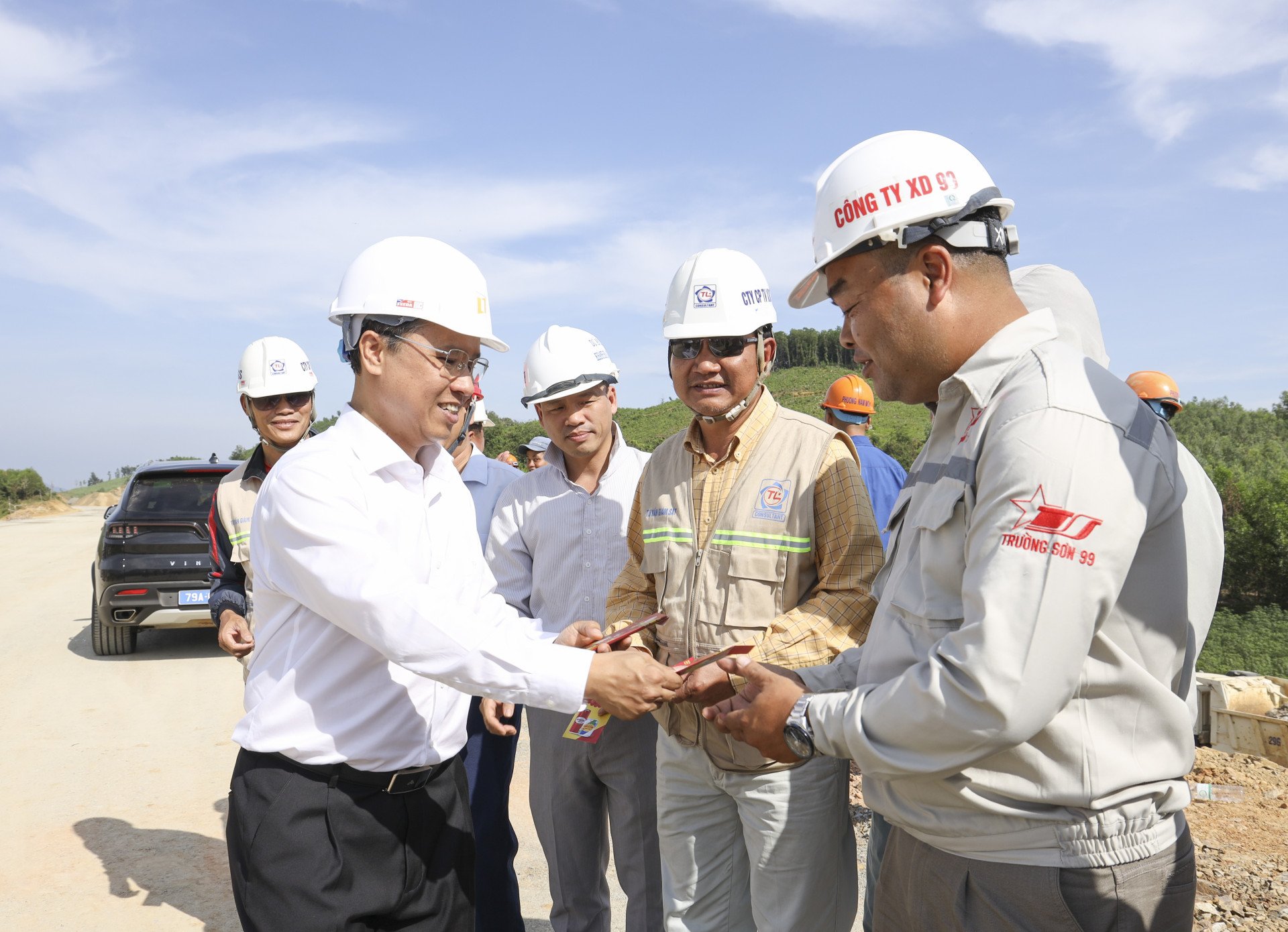 Les dirigeants provinciaux visitent et souhaitent une bonne année sur le chantier de construction de l'autoroute Khanh Hoa - Buon Ma Thuot