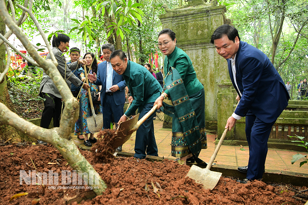 The delegation of the Lao Embassy in Vietnam offered incense at the Temple of Princess Nhoi Hoa