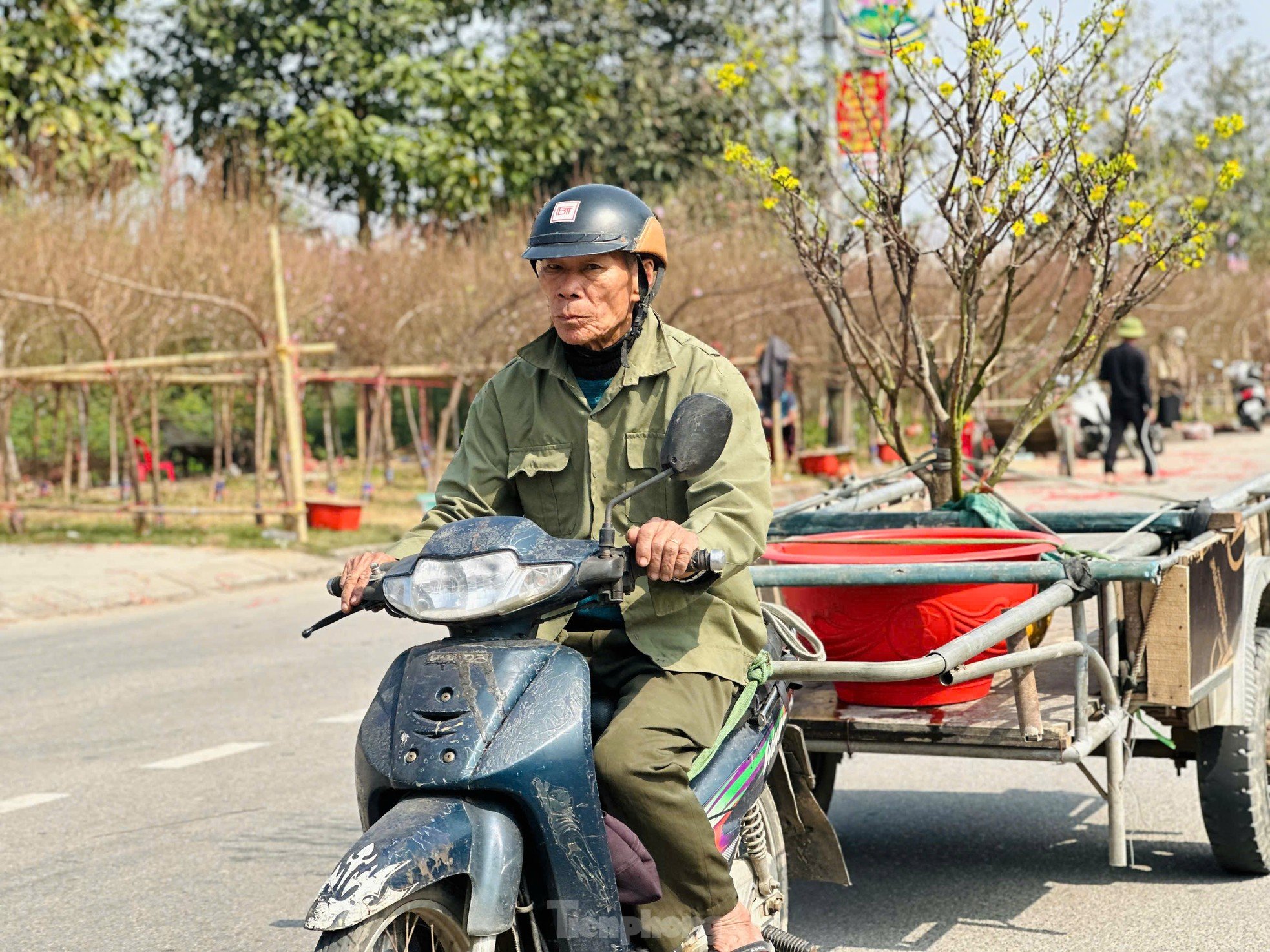 The profession of 'carrying Tet' to every home makes millions every day photo 1