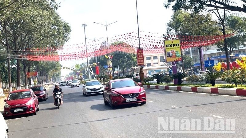 La ciudad de Buon Ma Thuot decora sus calles principales para dar la bienvenida al Año Nuevo Lunar 2025.