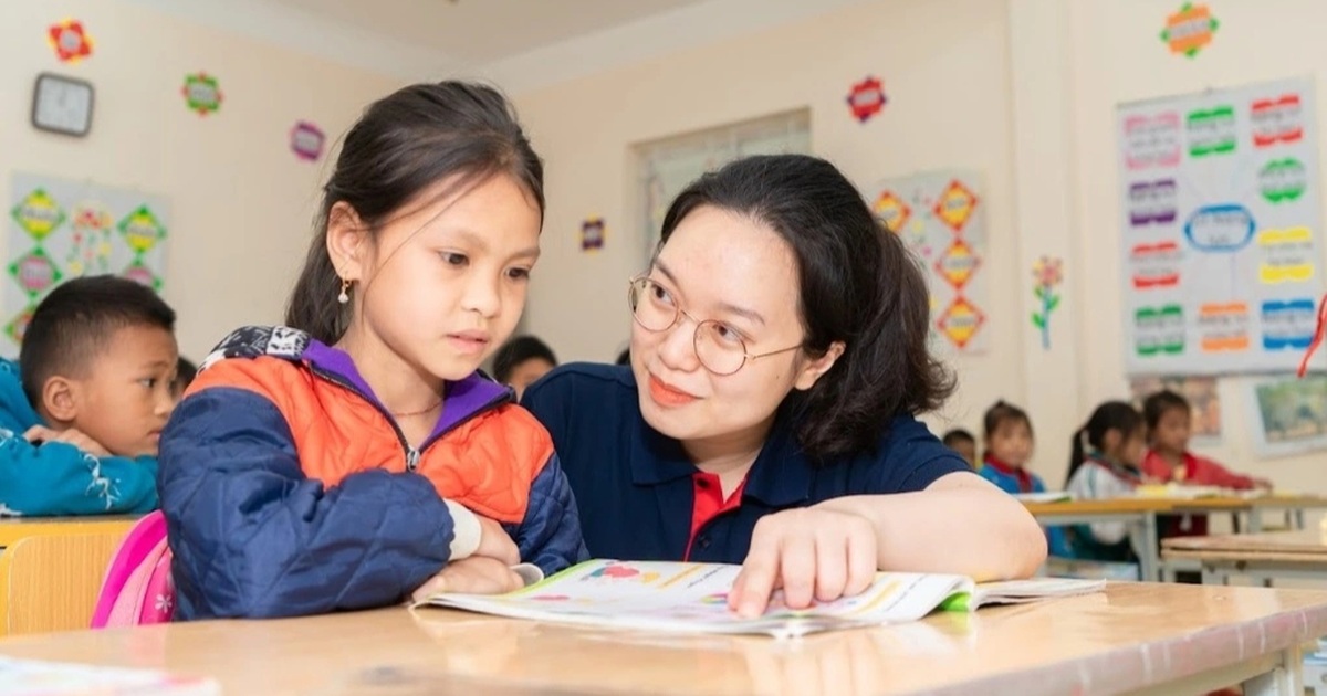 Lehrer in Hanoi erhalten nach Tet Prämien