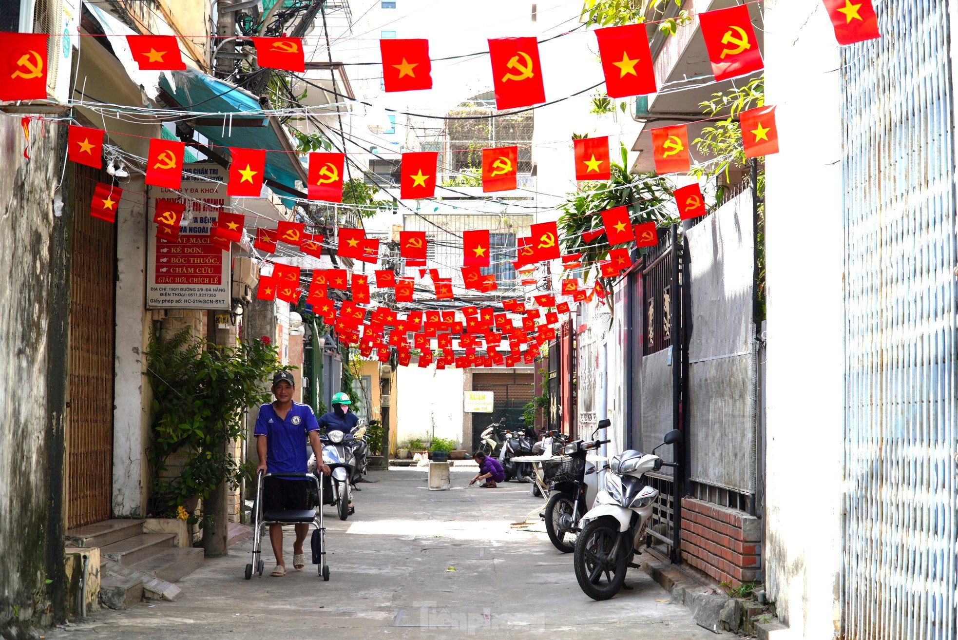 Los residentes de Da Nang contribuyen con dinero para hacer coloridas las calles del Tet. Foto 7