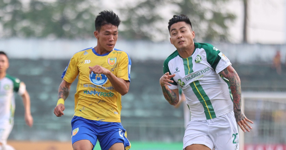 Cong Phuong's Binh Phuoc Club is fiercely chasing Ninh Binh team.