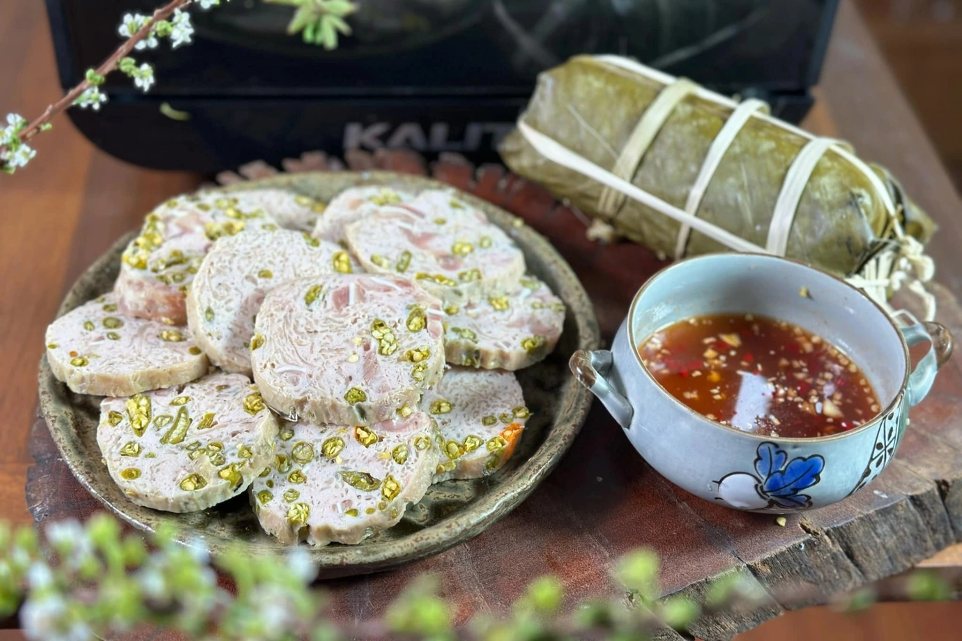 របៀបធ្វើស្បែកជ្រូកម្ទេសបៃតង និងសាច់ក្រកត្រចៀកជ្រូក