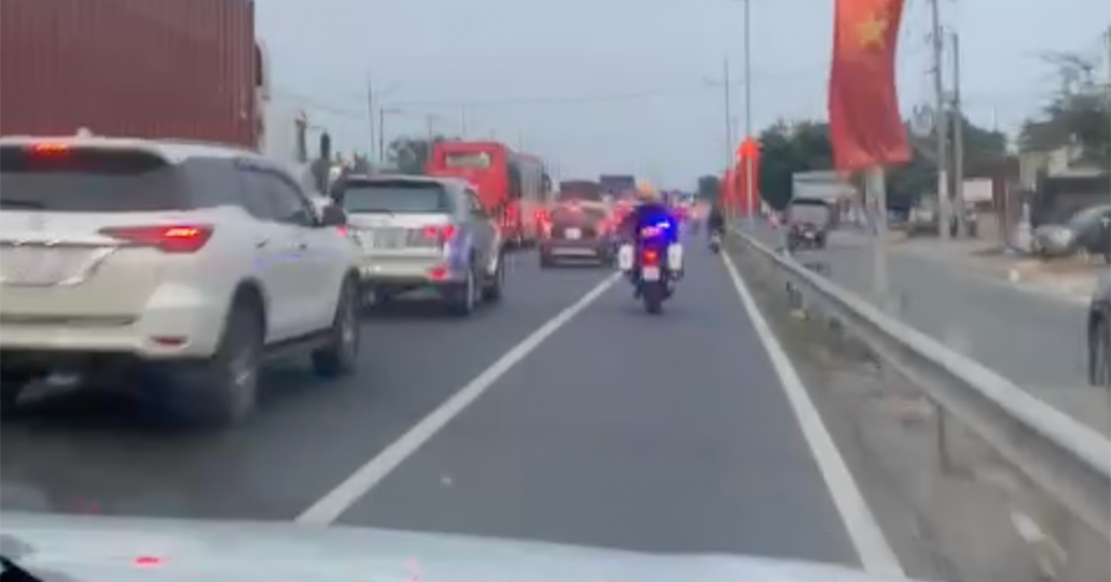 Watch the clip of traffic police using special vehicles to clear the way on the highway, taking a 3-year-old child to the emergency room