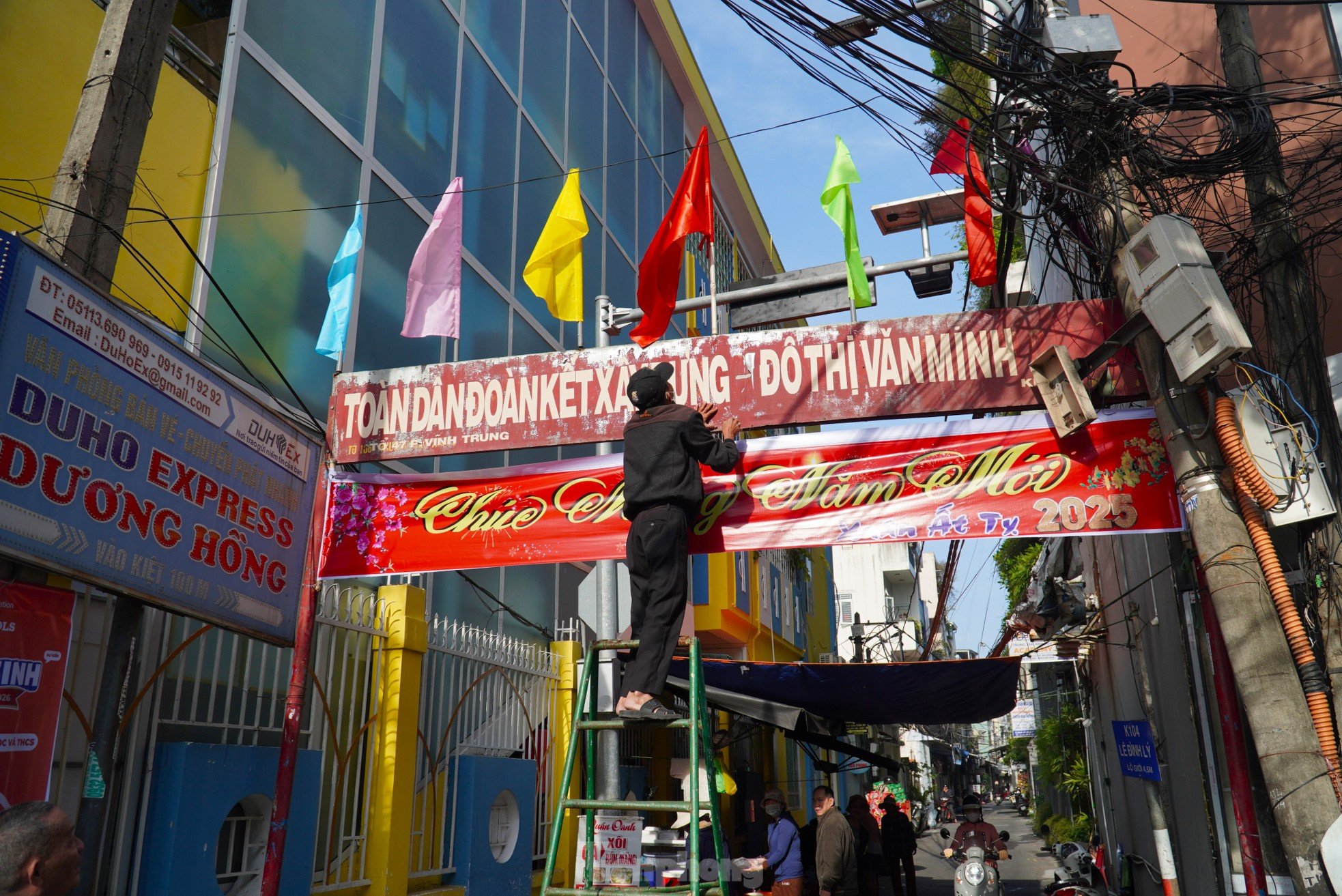 Los residentes de Da Nang contribuyen con dinero para hacer coloridas las calles del Tet. Foto 9