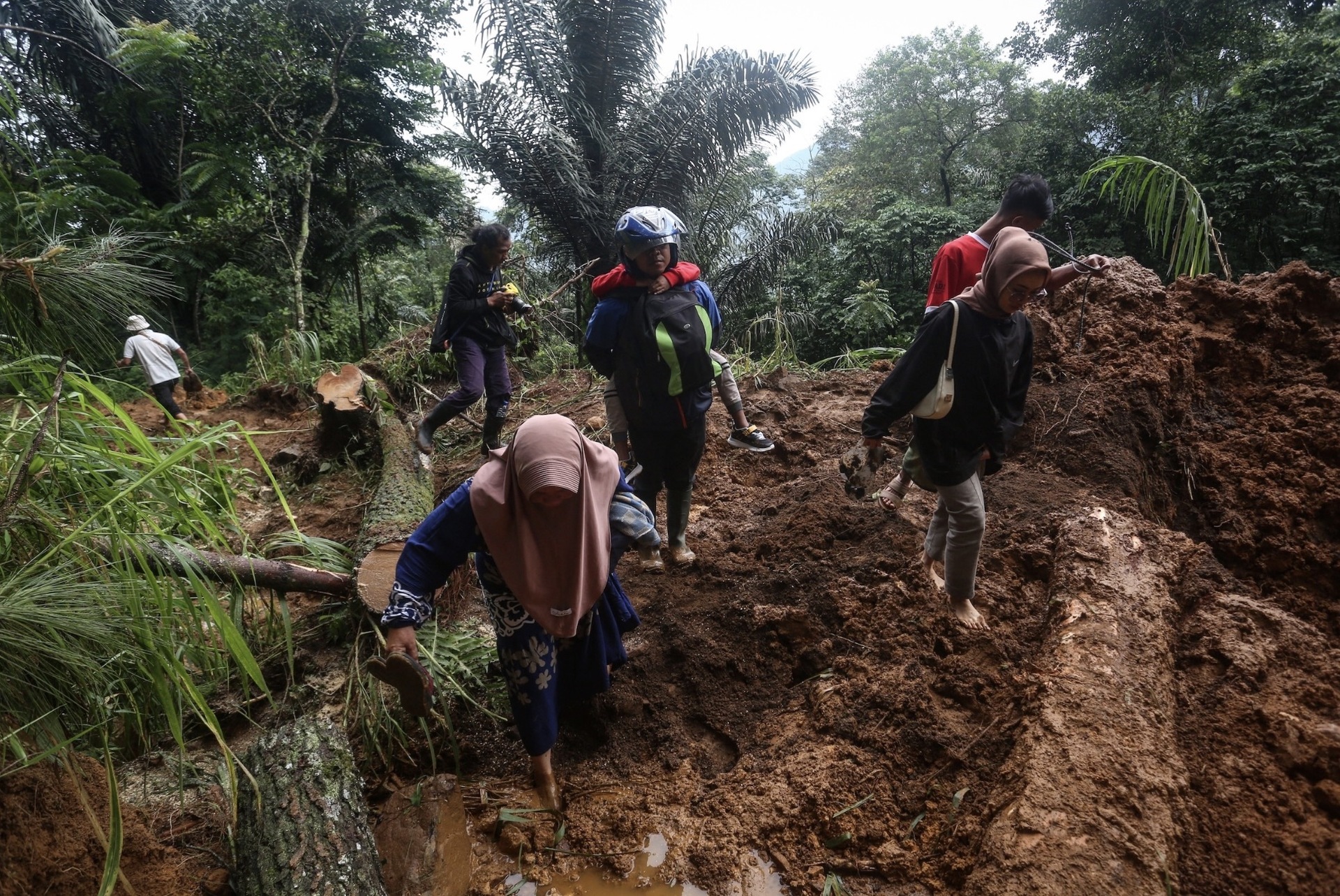 Indonesien rettet Unwetteropfer nach Erdrutsch mit 25 Todesopfern