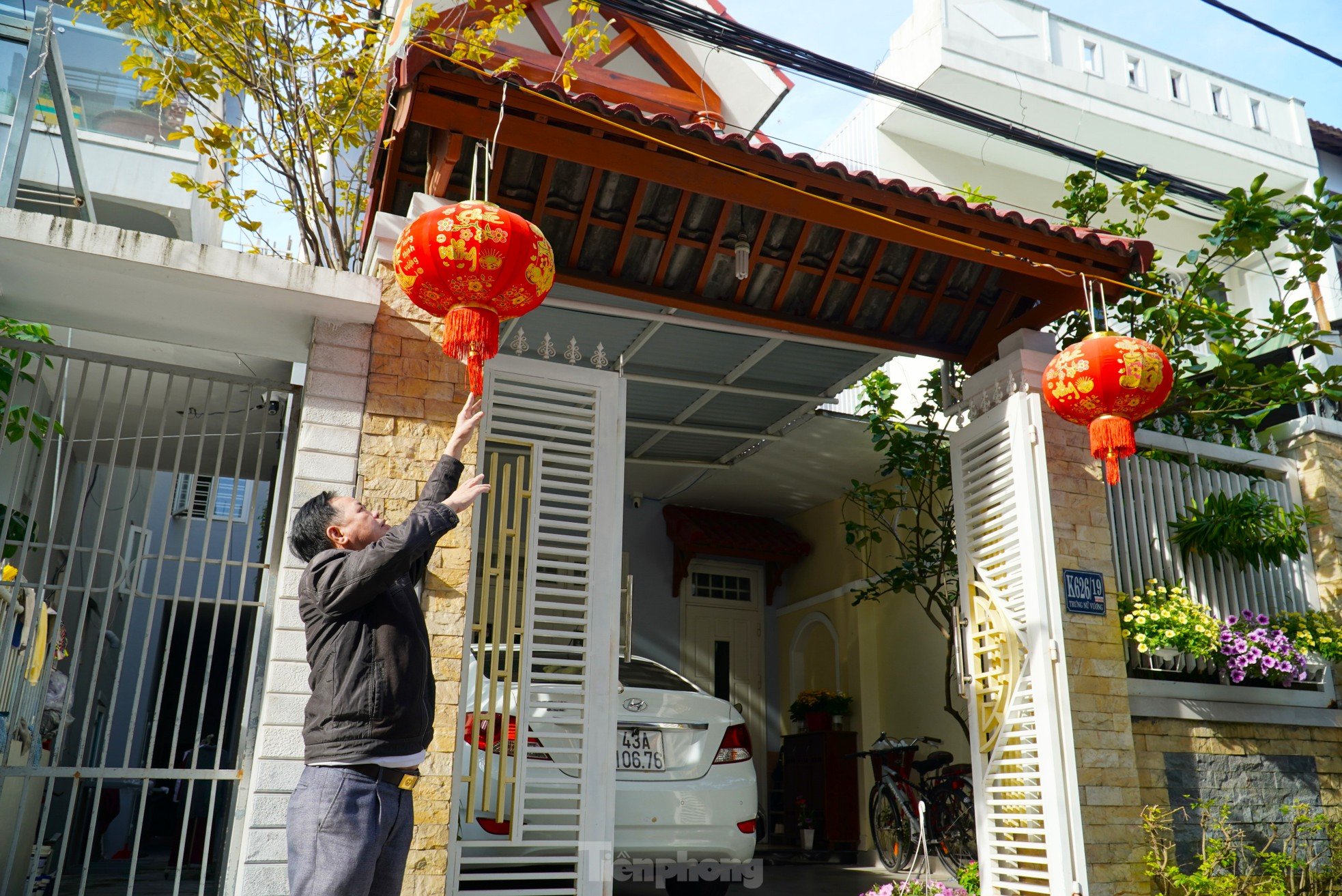 Los residentes de Da Nang contribuyen con dinero para hacer coloridas las calles del Tet. Foto 8