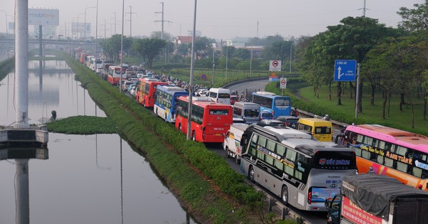 'Chen chân' ở cửa ngõ TPHCM sáng 25 Tết