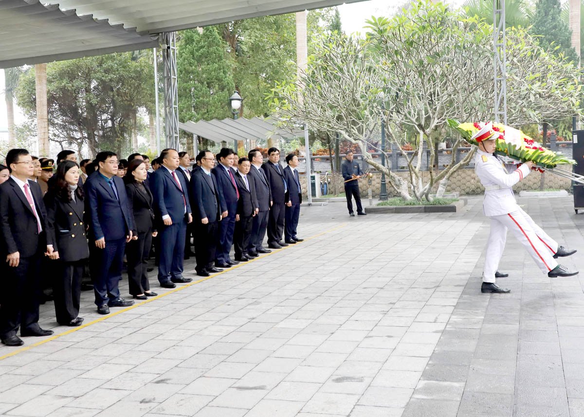 Các đồng chí lãnh đạo tỉnh dâng hoa Tượng đài Bác Hồ; viếng các Anh hùng Liệt sỹ