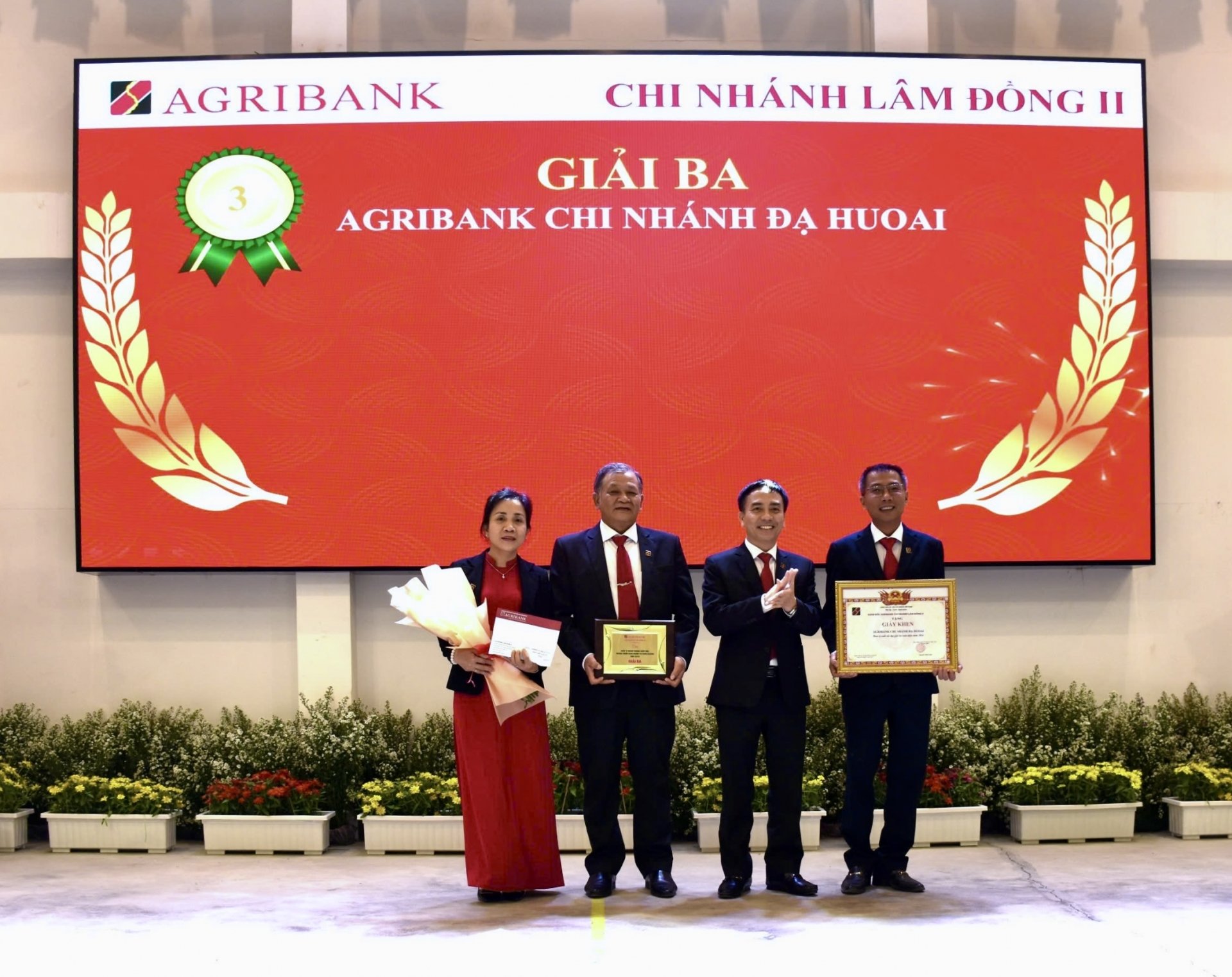 Ông Nguyễn Hữu Phụng - Phó giám đốc Agribank Chi nhánh Lâm Đồng II, trao Giải Ba toàn diện năm 2024 cho Agribank Chi nhánh Đạ Huoai