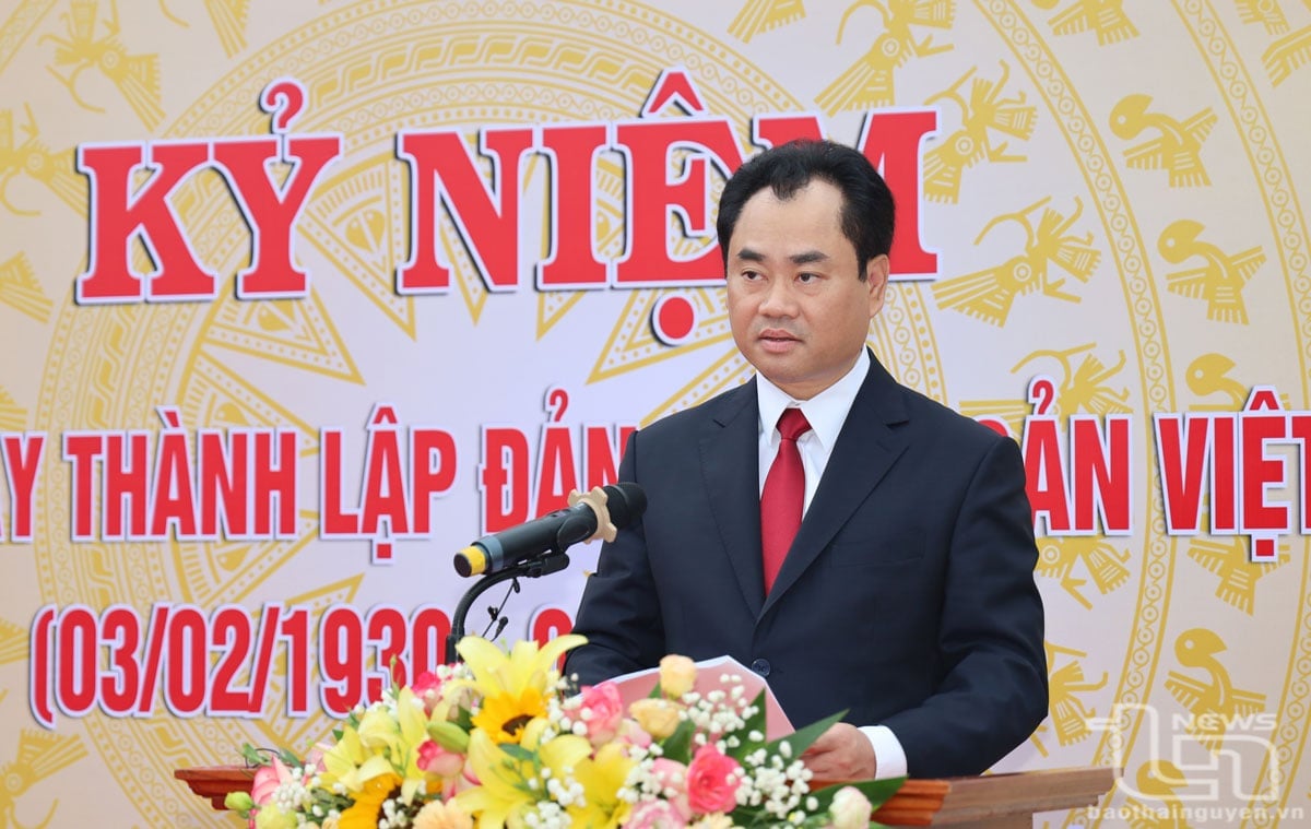 지방당 서기인 Trinh Viet Hung이 행사에서 연설했습니다.