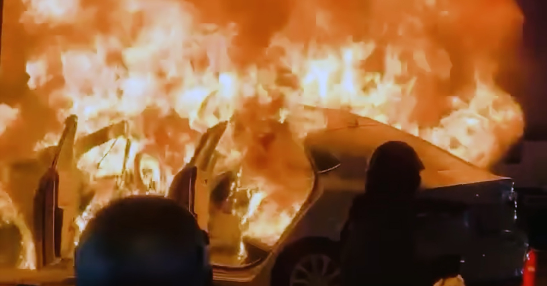 Car burns bright red while parked on the side of the road in Lam Dong