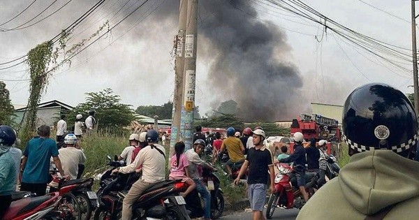 Fierce fire at wood workshop in Thu Duc, soldiers help put out fire, move property