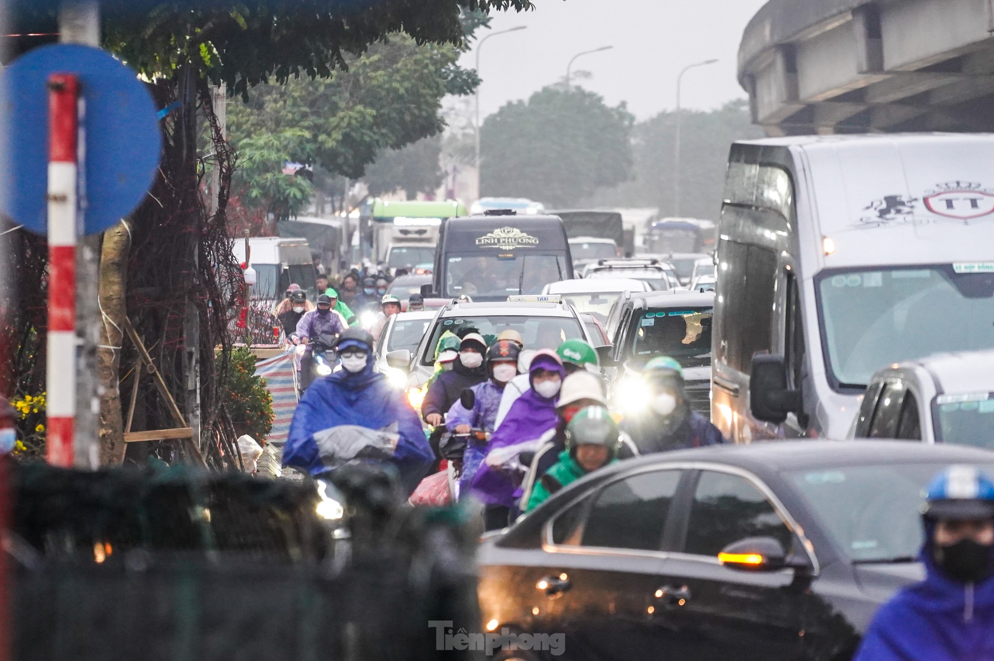 Les gens ont bravé la pluie froide et les embouteillages pour quitter la capitale vers leurs villes natales dès l'aube photo 7