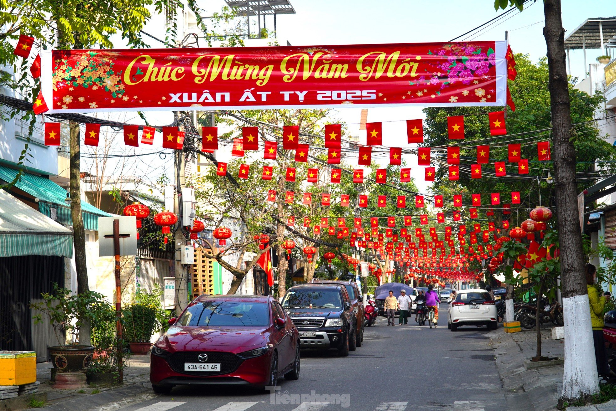 Los residentes de Da Nang contribuyen con dinero para hacer coloridas las calles del Tet. Foto 5