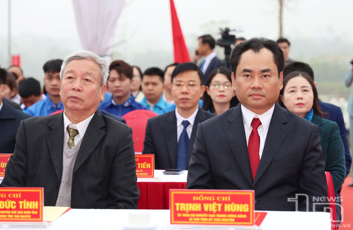 지방당 서기인 Trinh Viet Hung과 대표단이 행사에 참석했습니다.