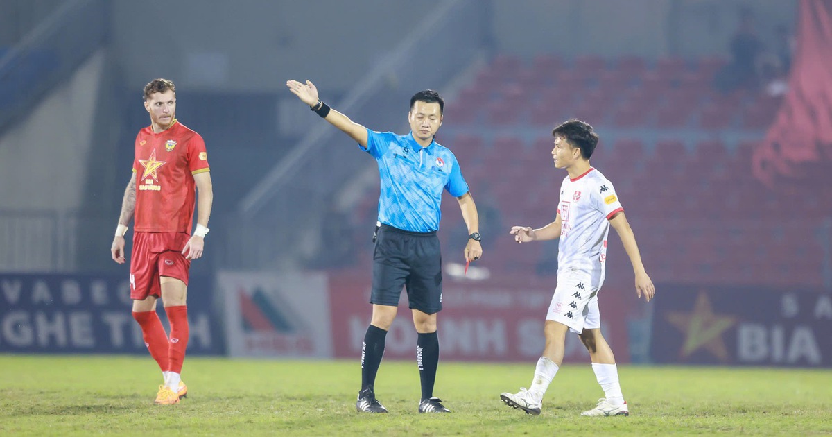 Spieler erhielt wegen unfairen Spiels die rote Karte, Hai Phong FC holte dennoch einen spannenden Punkt