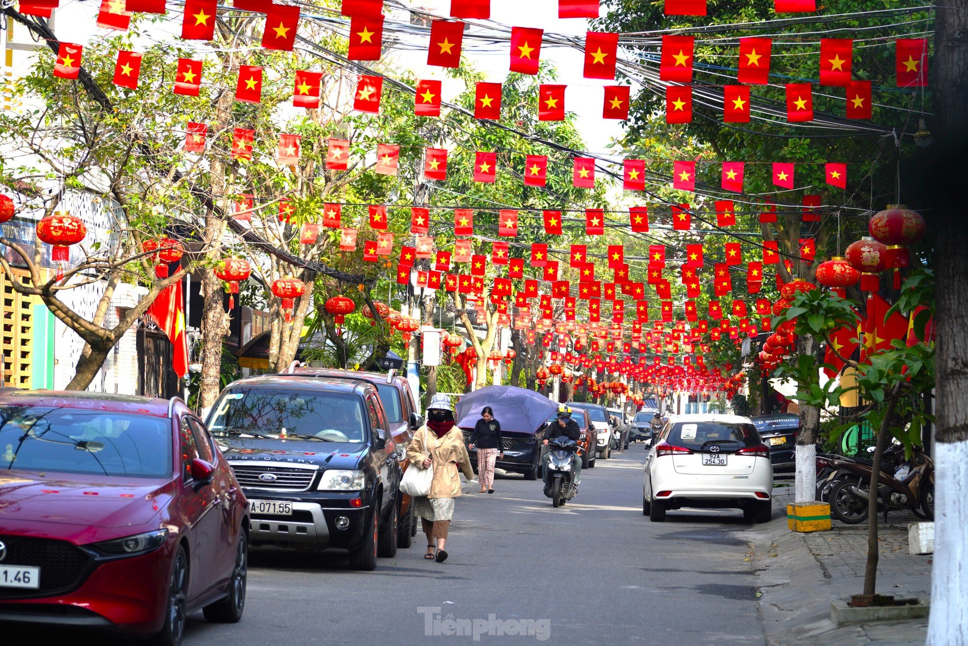 Los residentes de Da Nang contribuyen con dinero para hacer calles coloridas para el Tet. Foto 1