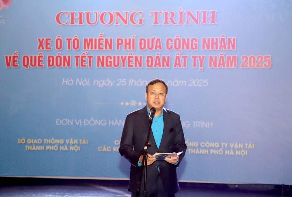 Chủ tịch LĐLĐ TP Hà Nội Phạm Quang Thanh phát biểu tại buổi tiễn công nhân về quê đón Tết - Ảnh: Phạm Hùng