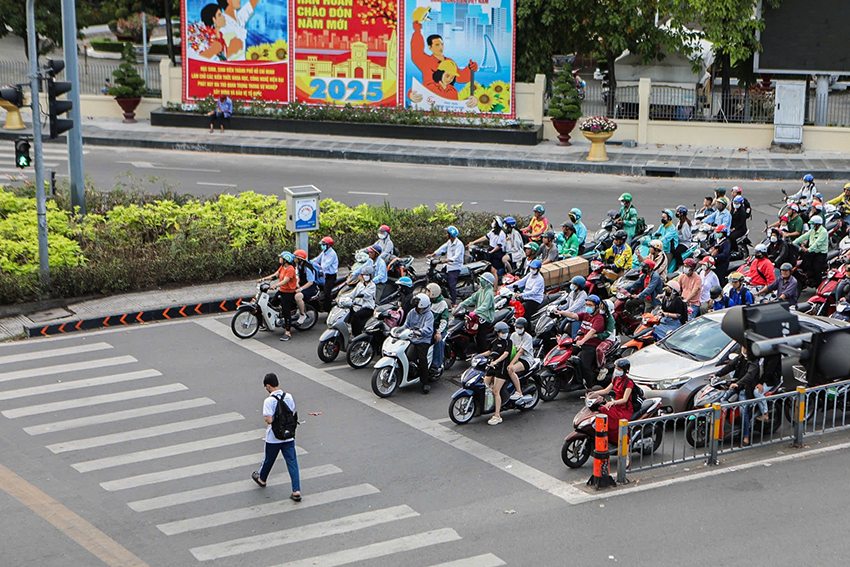 Les gens ont « peur » des feux de circulation, la police de la circulation de Hô Chi Minh-Ville fournit de nouvelles instructions