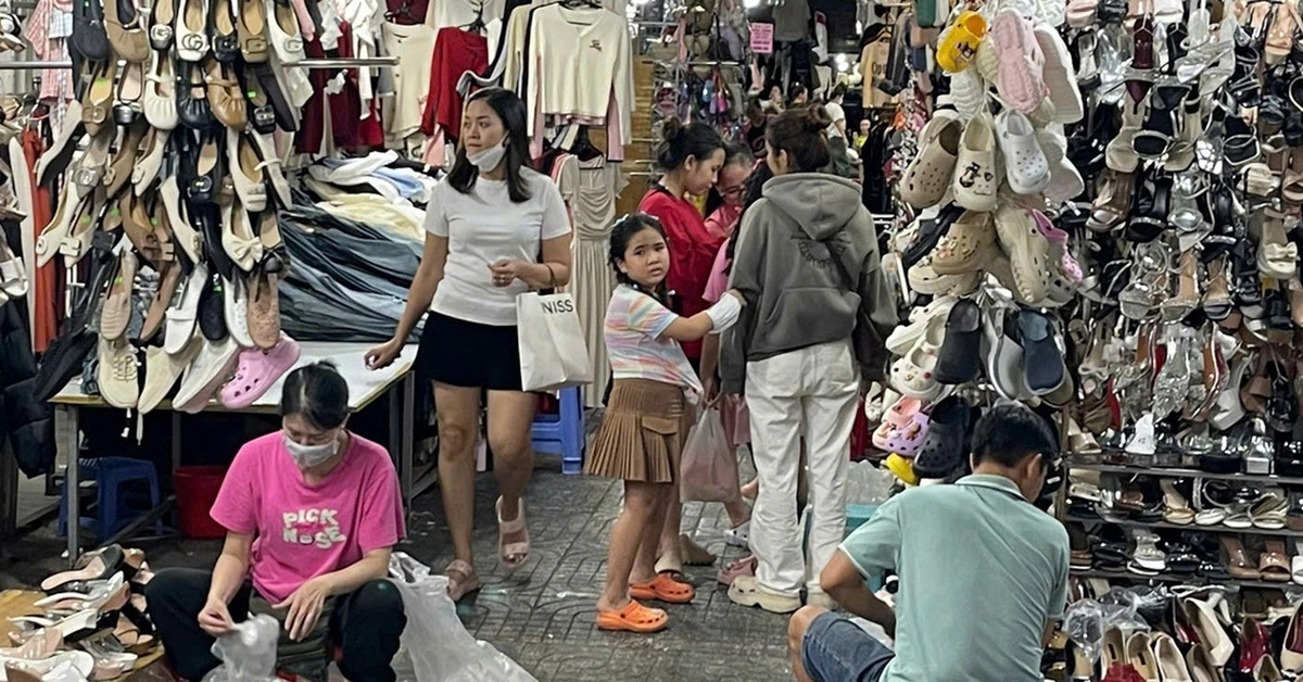 Der Nachtmarkt zieht Studenten an, die damit beschäftigt sind, Tet-Kleidung zu kaufen