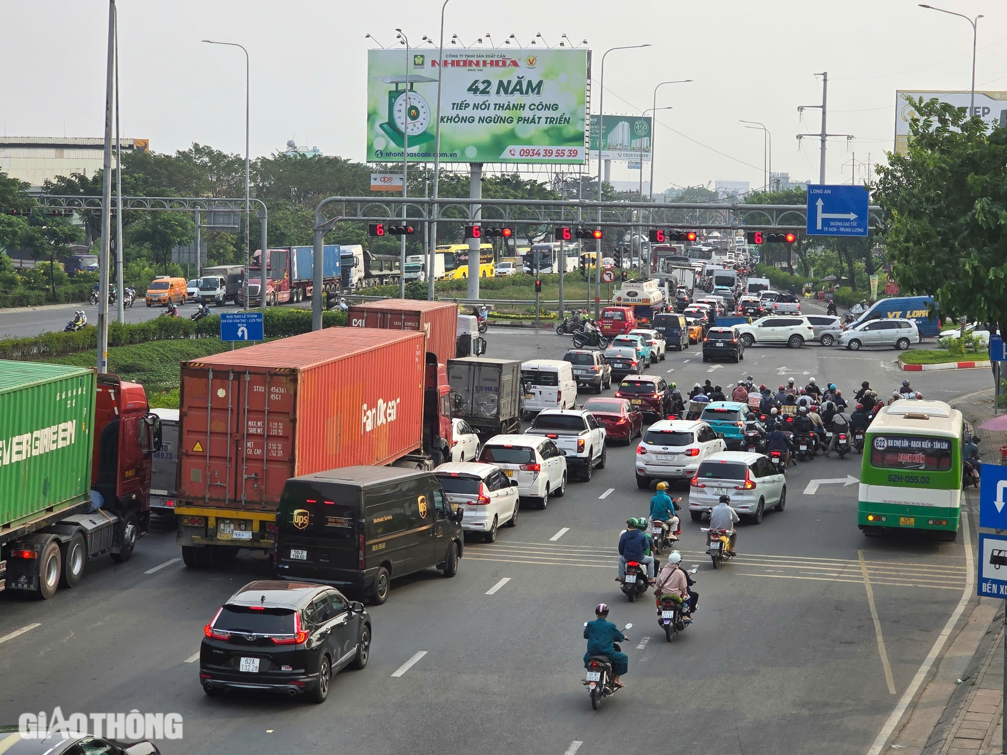 Hàng ngàn xe con đổ về cao tốc, giao thông phía Đông TP.HCM ùn ứ nặng- Ảnh 11.