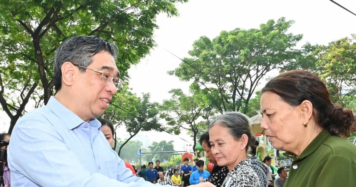 Spring of solidarity, Tet of love, HCMC, front, giving gifts