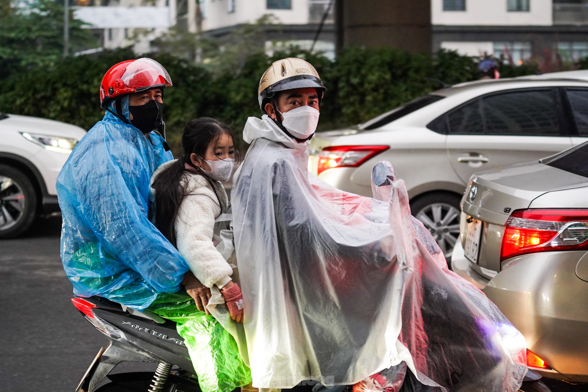 Les gens ont bravé la pluie froide et les embouteillages pour quitter la capitale vers leurs villes natales dès l'aube photo 11