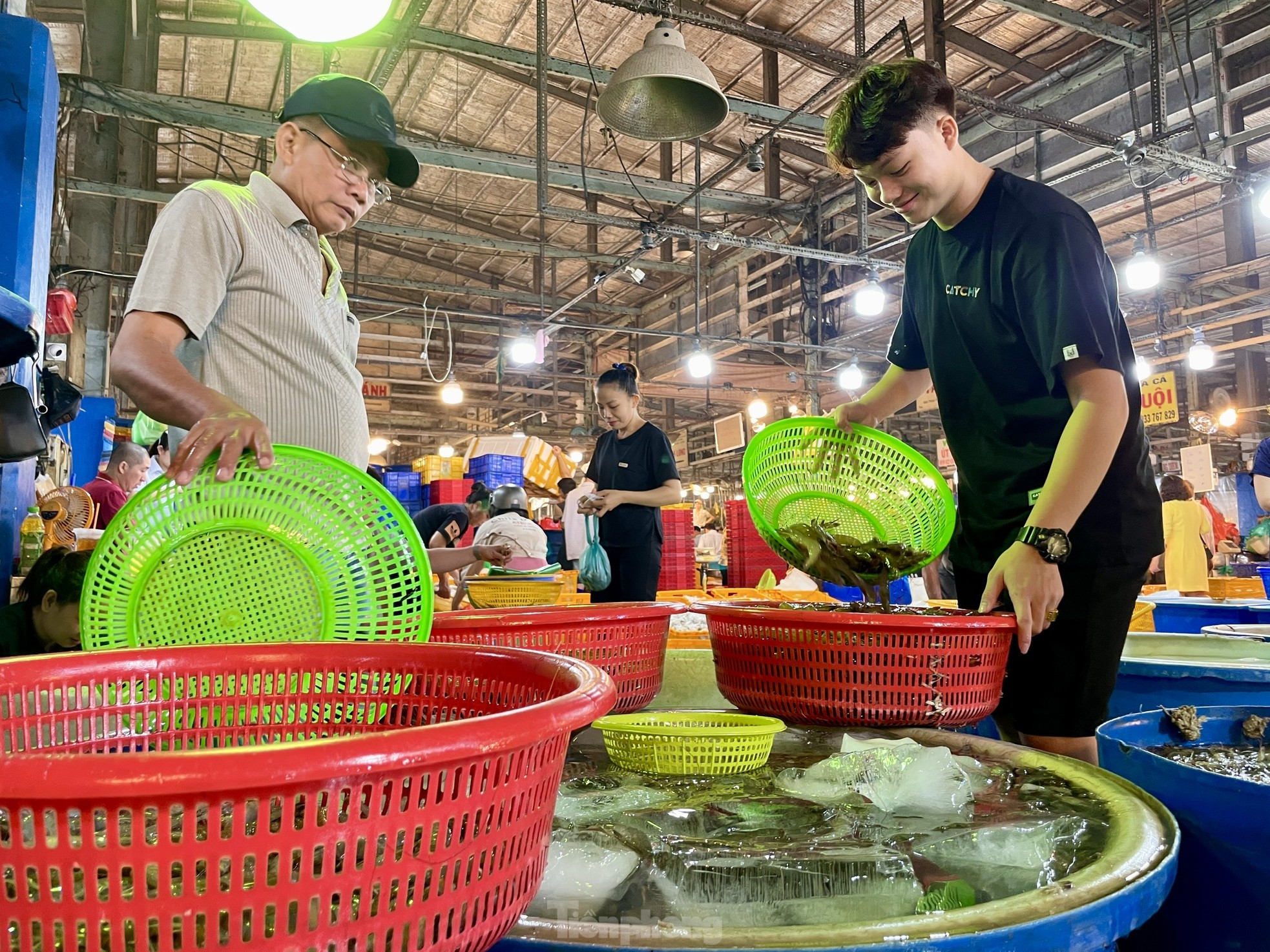 ผลไม้ล้นตลาดค้าส่งในนครโฮจิมินห์ ราคาคงที่ ภาพที่ 13